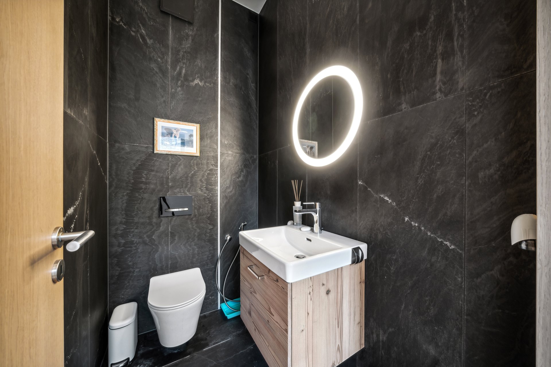 Propriété à l’architecture moderne située dans quartier prisé, vue magnifique!