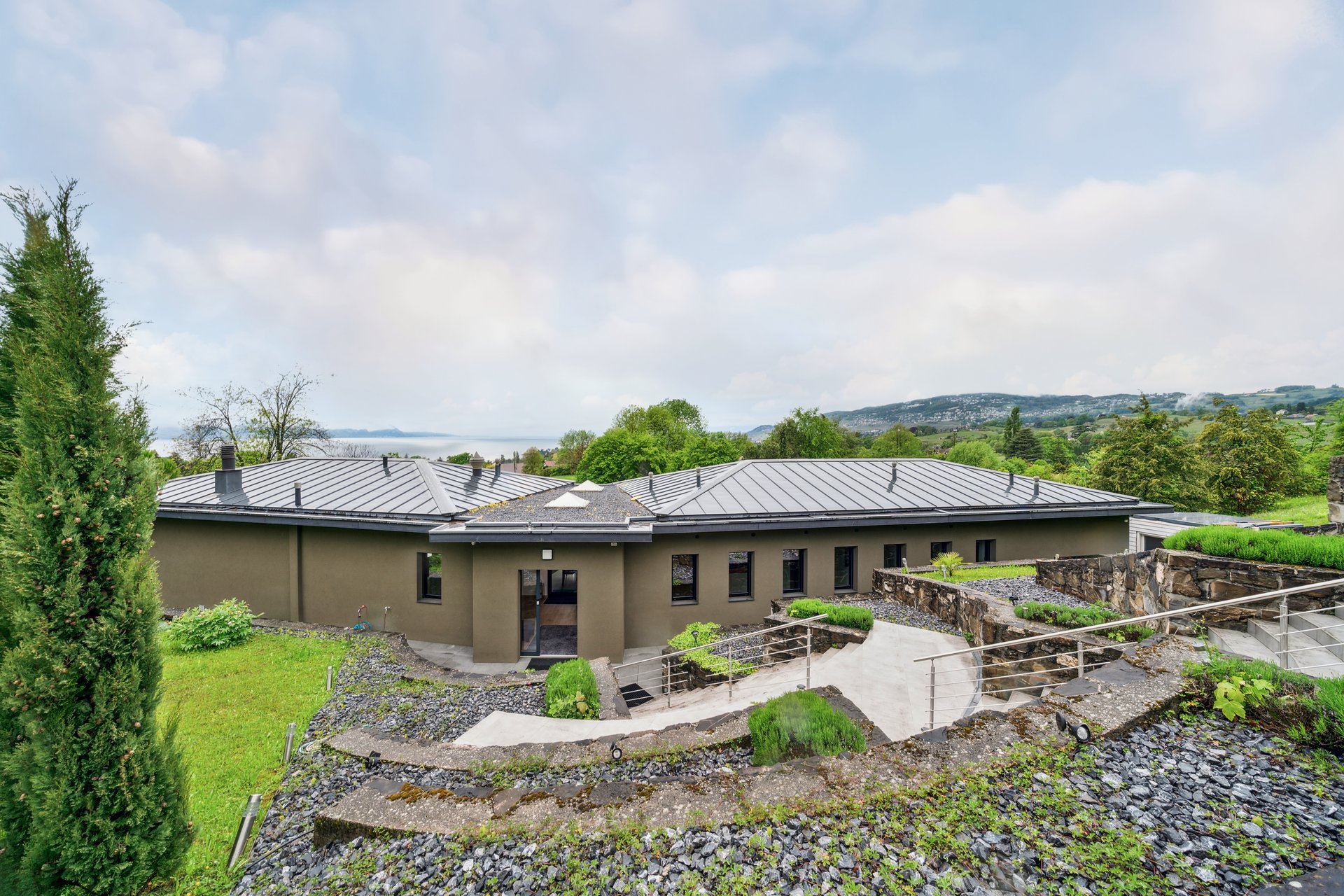 Propriété à l’architecture moderne située dans quartier prisé, vue magnifique!