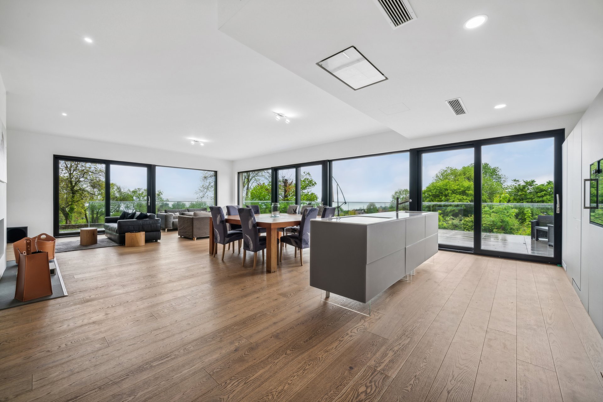 Propriété à l’architecture moderne située dans quartier prisé, vue magnifique!