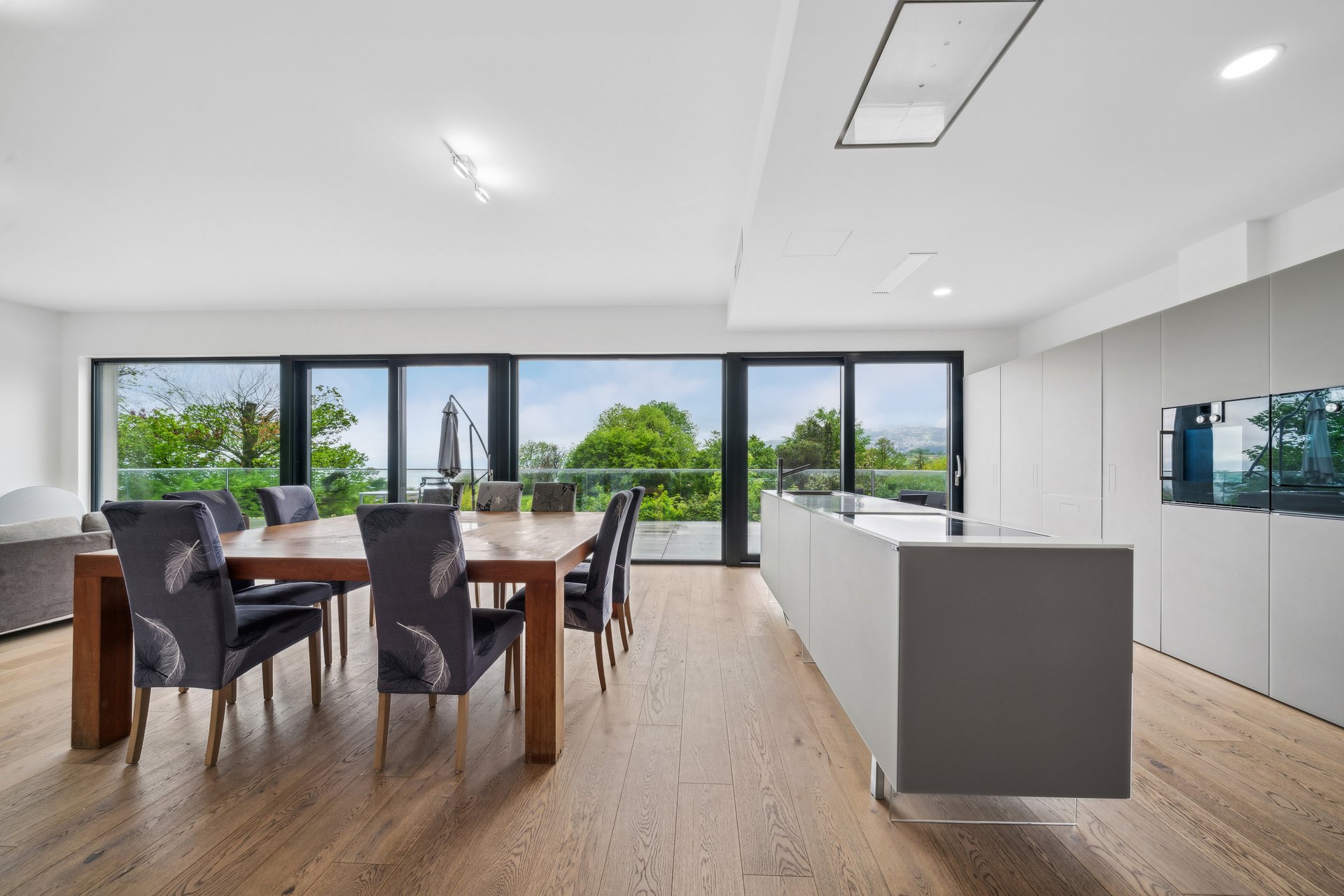 Propriété à l’architecture moderne située dans quartier prisé, vue magnifique!