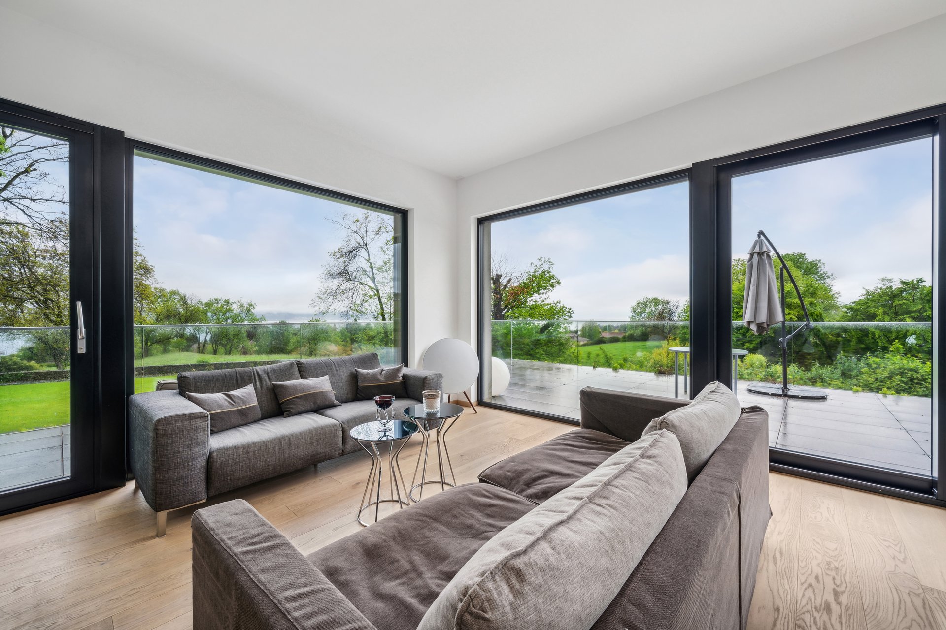 Propriété à l’architecture moderne située dans quartier prisé, vue magnifique!