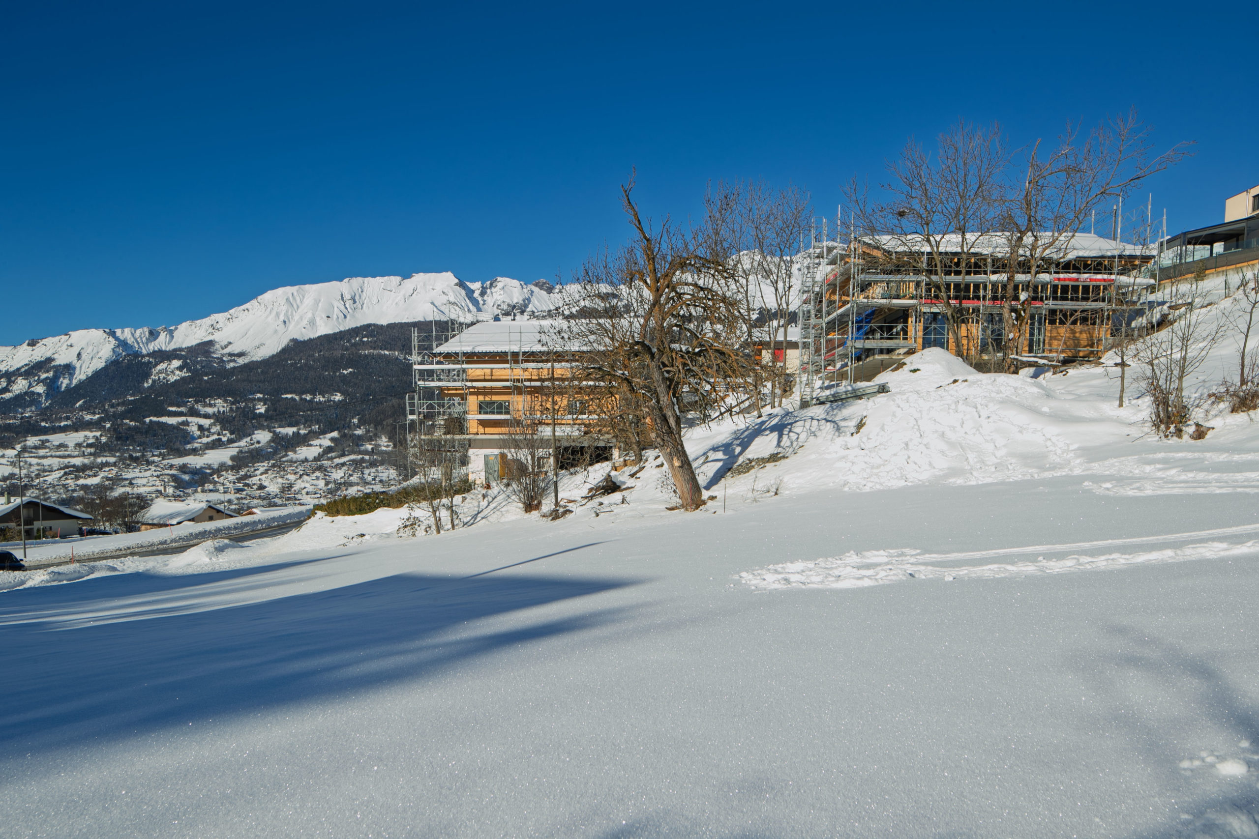 Chalet en Construction à Lens : Charme et potentiel au cœur des Alpes