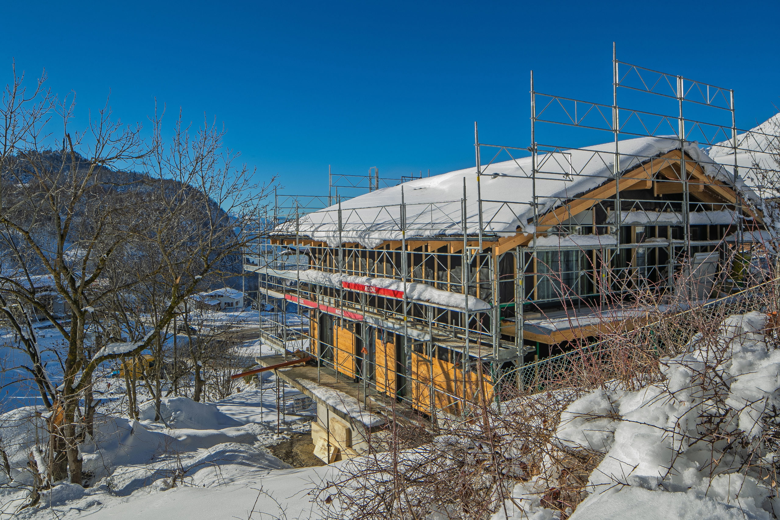 Chalet en Construction à Lens : Charme et potentiel au cœur des Alpes