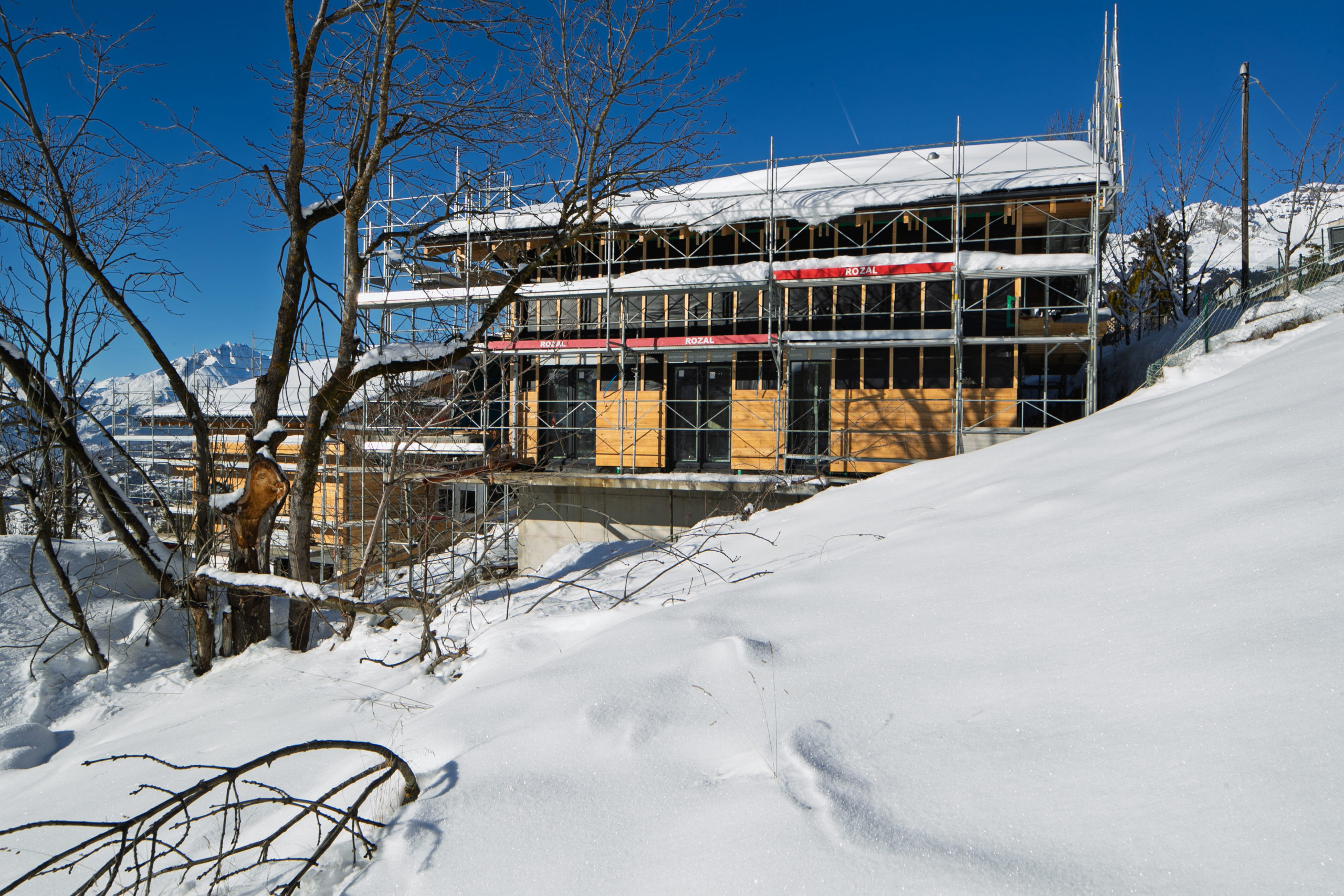 Chalet en Construction à Lens : Charme et potentiel au cœur des Alpes