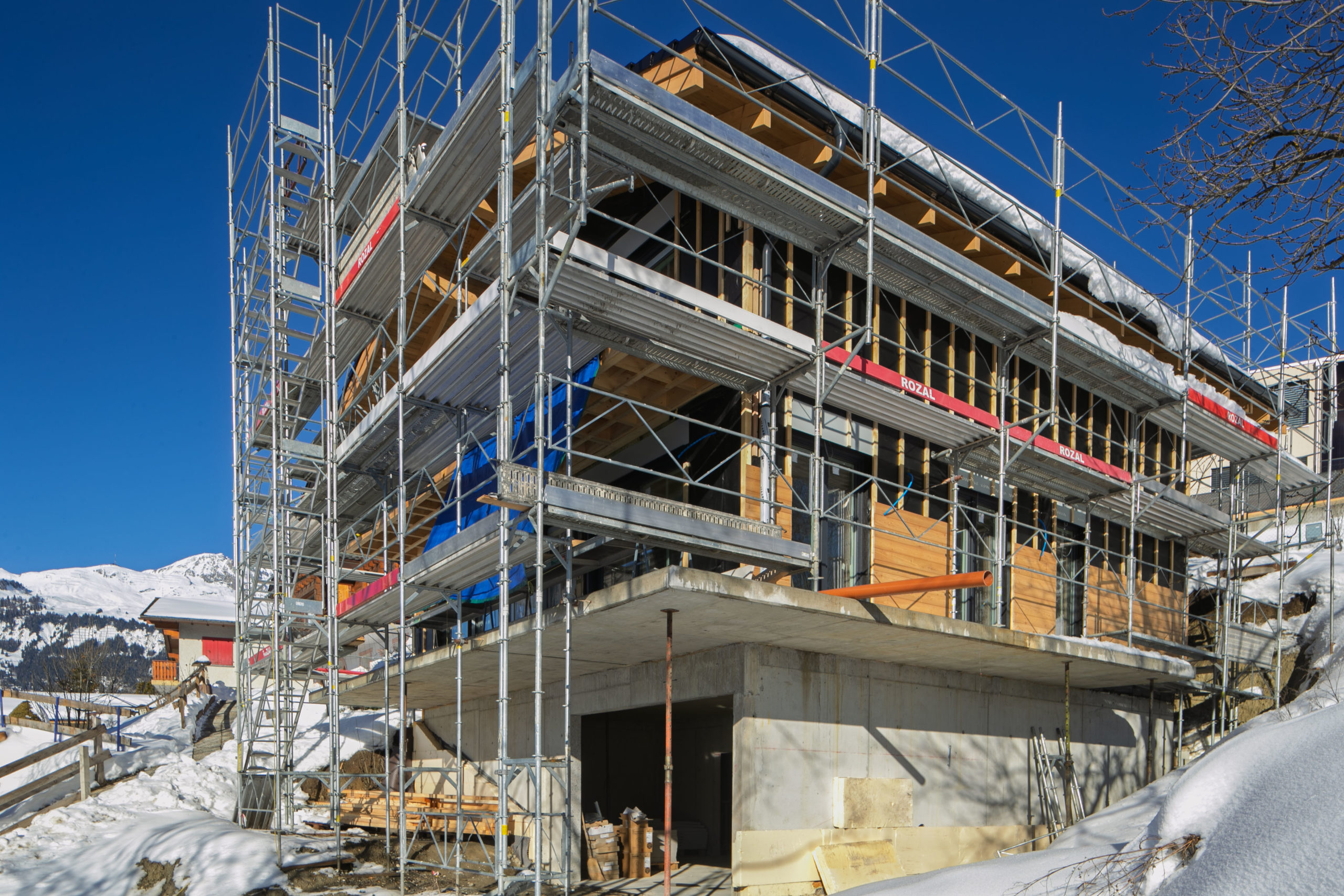 Chalet en Construction à Lens : Charme et potentiel au cœur des Alpes