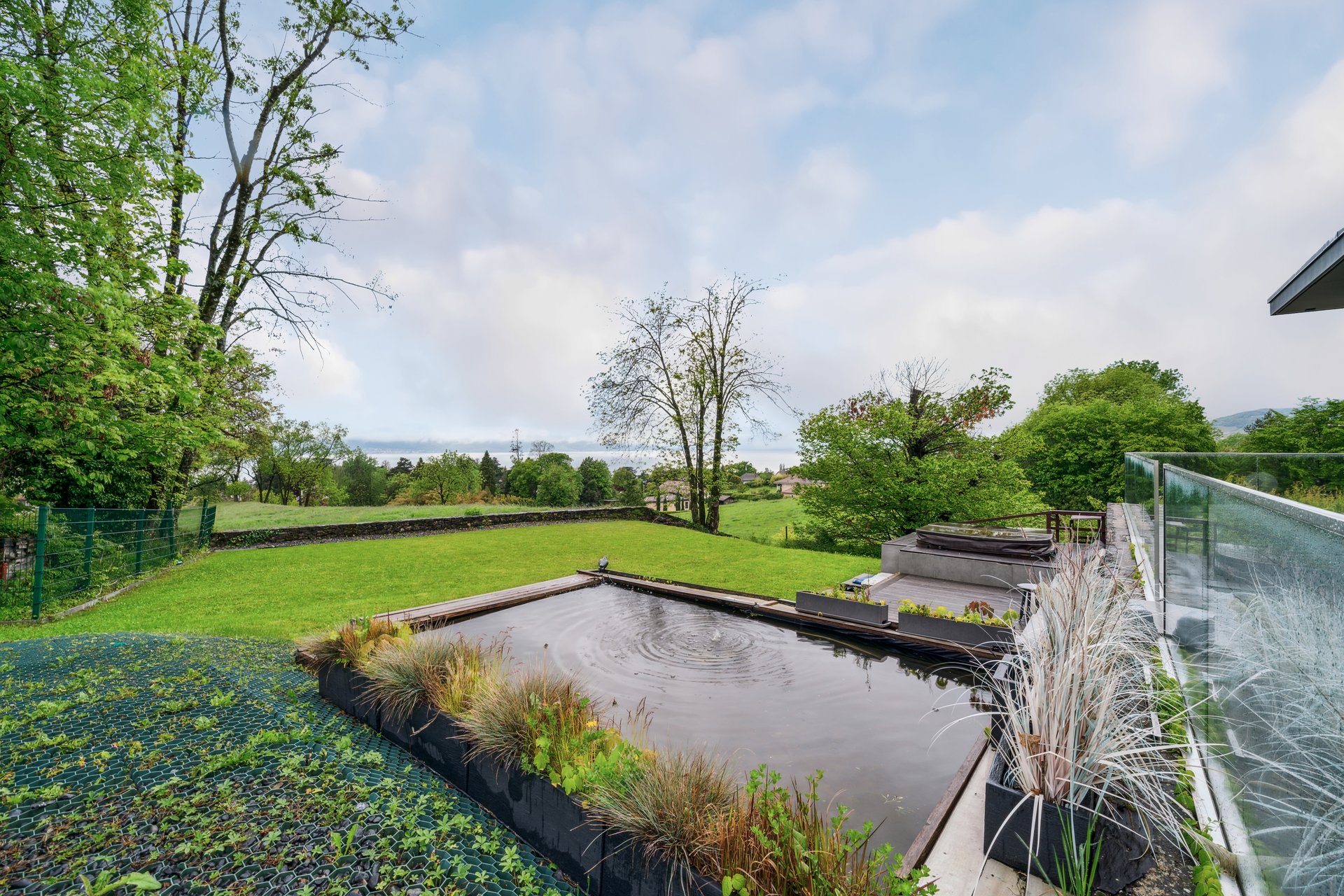 Propriété à l’architecture moderne située dans quartier prisé, vue magnifique!