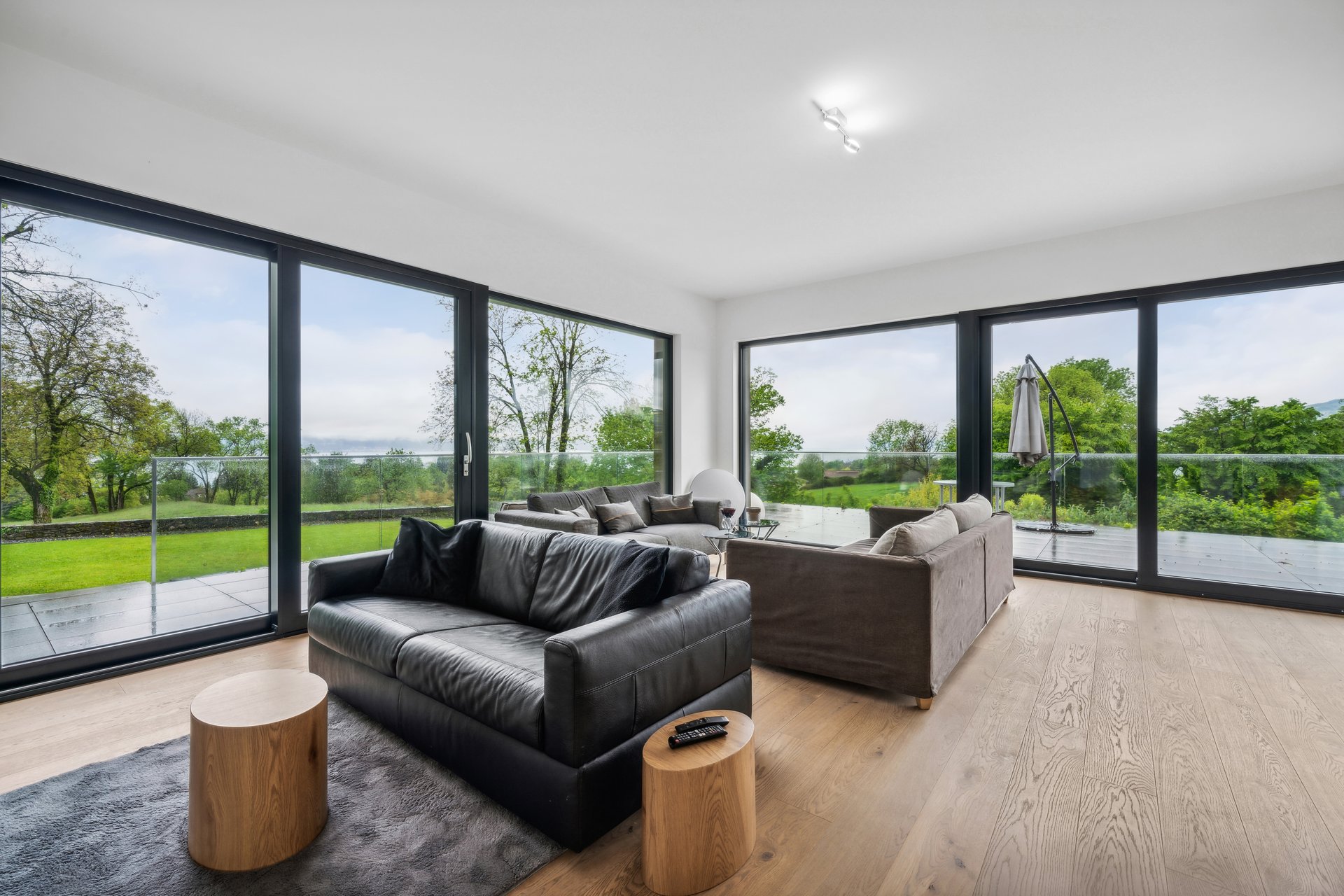 Propriété à l’architecture moderne située dans quartier prisé, vue magnifique!